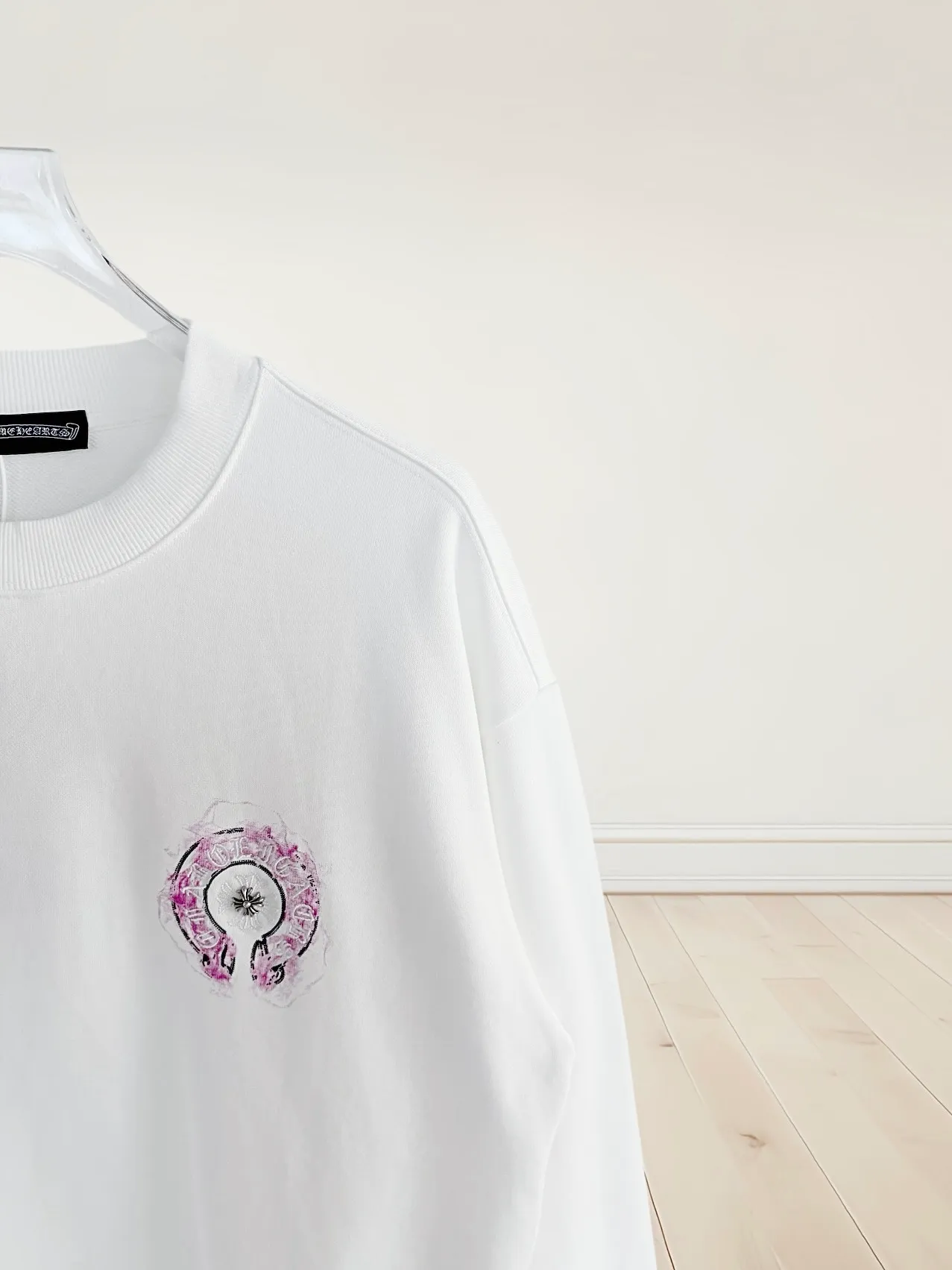 P250 [High Quality] Chrome Hearts Embroidered Horseshoe Rivets🪡+Watermark Letters‼ ️Round neck sweatshirt *Customized 420g terry cotton fabric, soft, skin-friendly and comfortable *Embroidery process: front horseshoe print + rivet embroidery *A very simple and elegant classic continuation. It is unparalleled in terms of upper body comfort, interpreting your luxury and taste, and creating your fashion style and charm. Three complete standards. Same style for men and women. 𝐂𝐎𝐋𝐎𝐔𝐑: Black/White 𝐒𝐈𝐙𝐄: S-XL